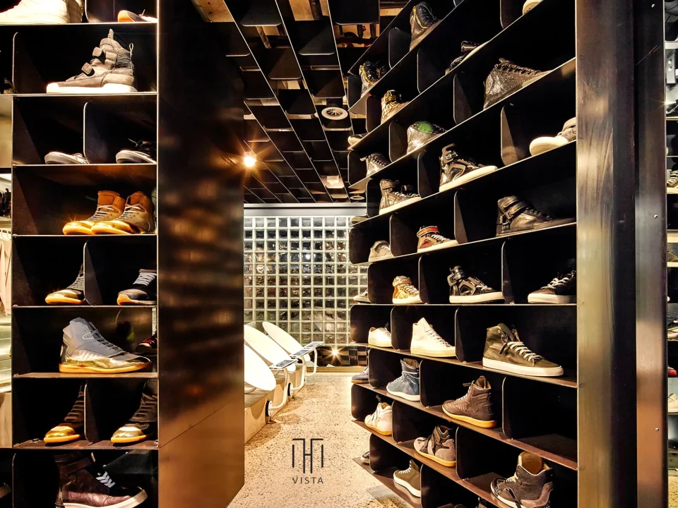 طراحی و اجرای دکوراسیون مغازه کفش فروشی